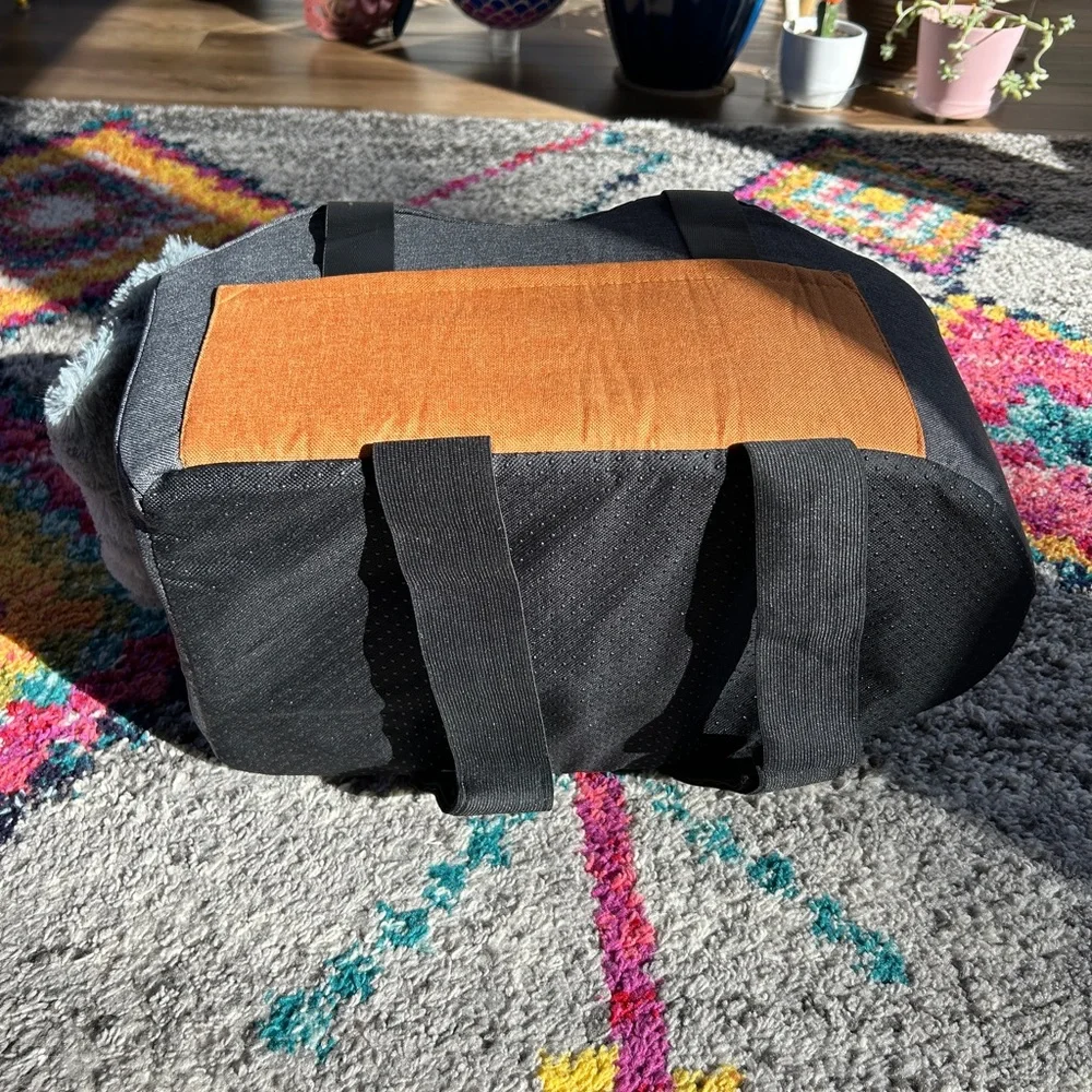 Matsofamic small dog/cat center console pet booster seat NWT
